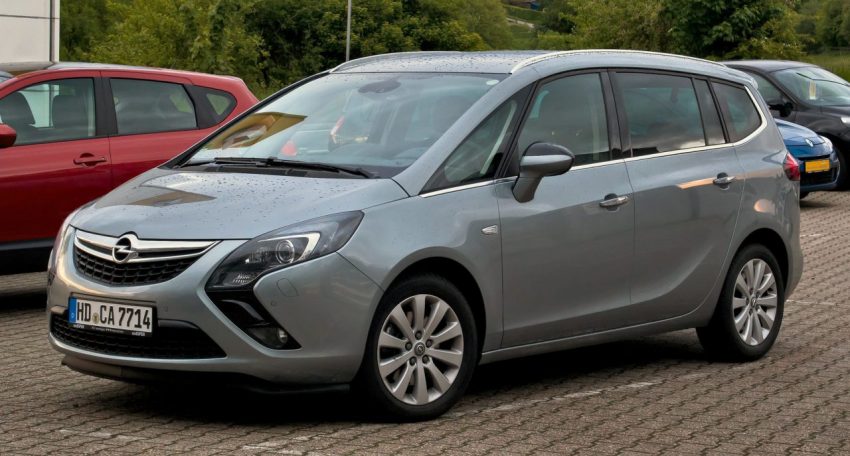 Frontansicht Grauer Opel Zafira Tourer
