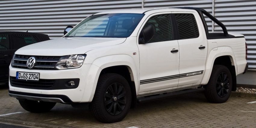 Frontansicht Weißer VW Amarok Koppelkabine TDI