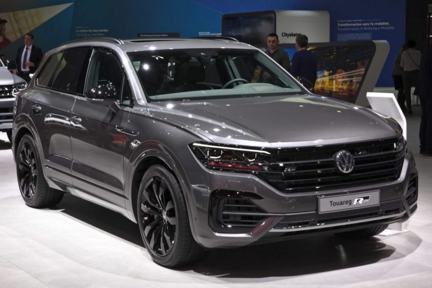 Grauer VW Tourareg 3 R Line mit LED Lichtern Frontansicht