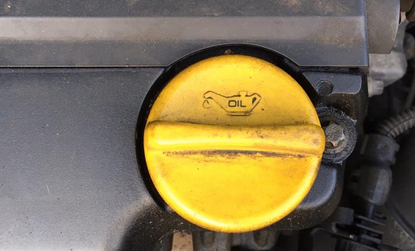 Opel Corsa D Motorraum Öldeckel