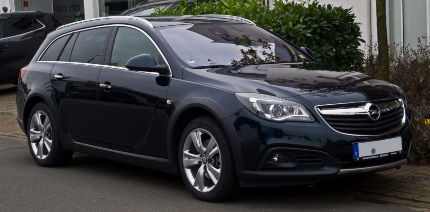 Schwarzer Opel Insignia Country Tourer Seitenansicht