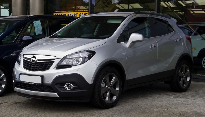 Frontansicht Silberner Opel Mokka 1.4 Turbo