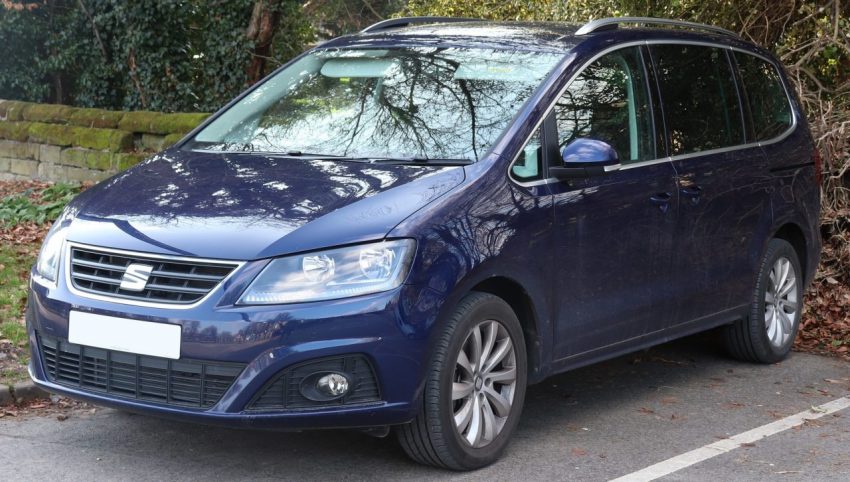 Frontansicht Blauer Seat Alhambra 1.4 TSI