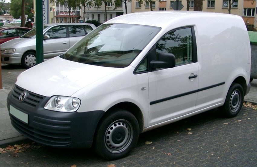 Seitenansicht Weißer VW Caddy 2K