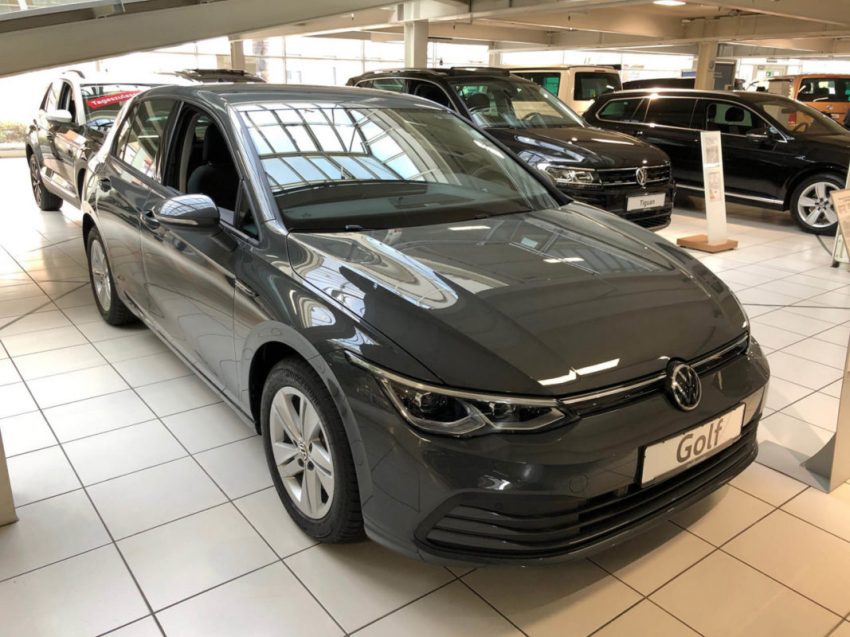 Grauer VW Golf 8 Frontansicht