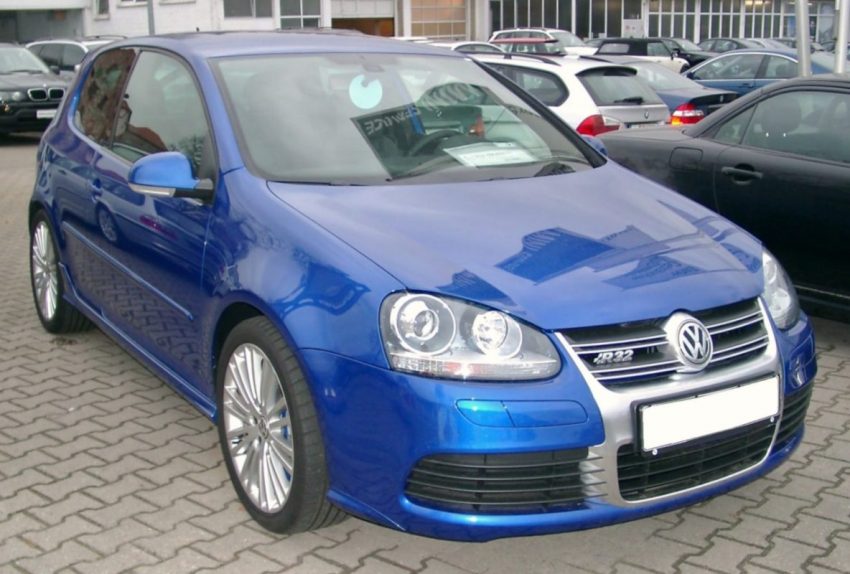 Frontansicht Blauer VW Golf R32 2 Türer