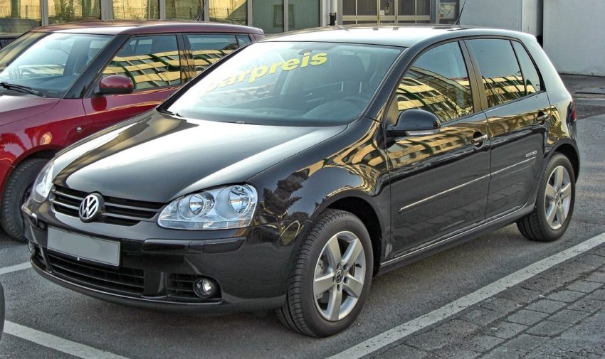 Frontansicht Schwarzer VW 5er Golf