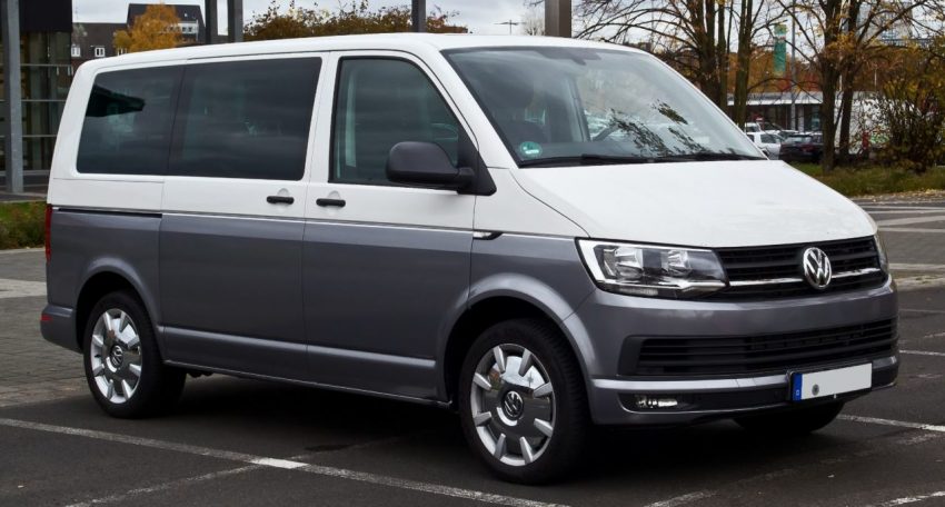 Frontansicht Weiß Grauer VW Multivan 2.0 TDI