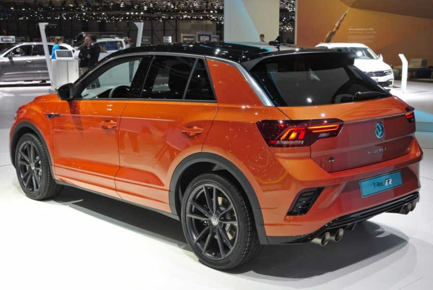 Heckansicht Orangener VW T Roc R mit Schwarzem Dach