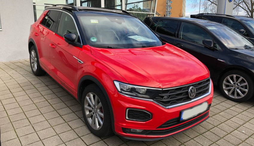 Frontansicht Roter VW T Roc R Line mit Schwarzem Dach