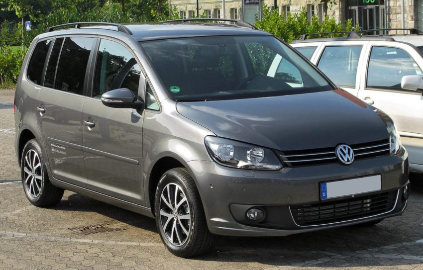 Frontansicht Grauer VW Touran 2 Facelift