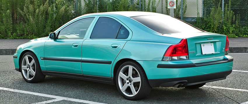 Seitenansicht Blauer Volvo S60 mit Getönten Scheiben