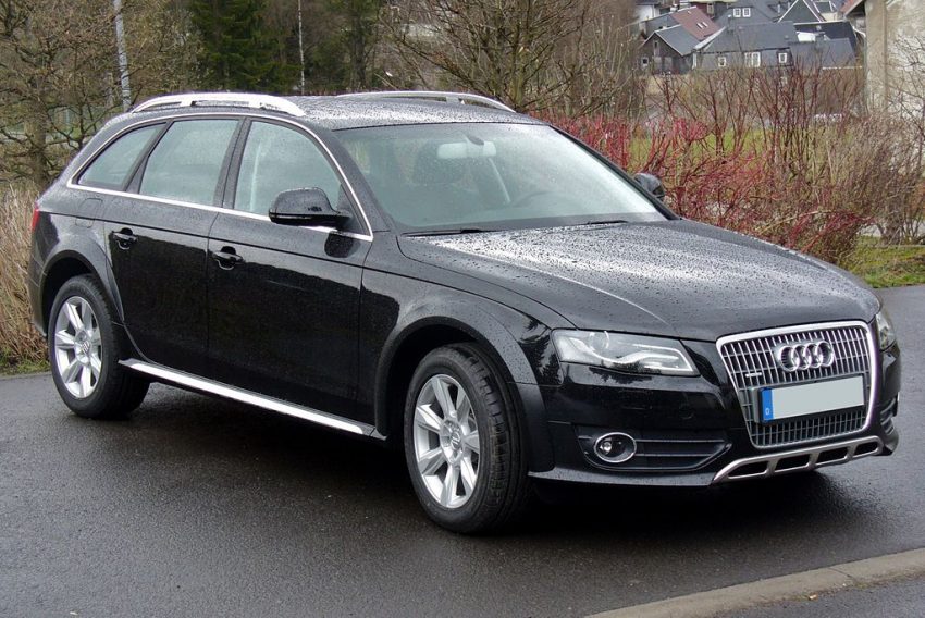 Frontansicht Schwarzer Audi A4 B8 Quattro Avant