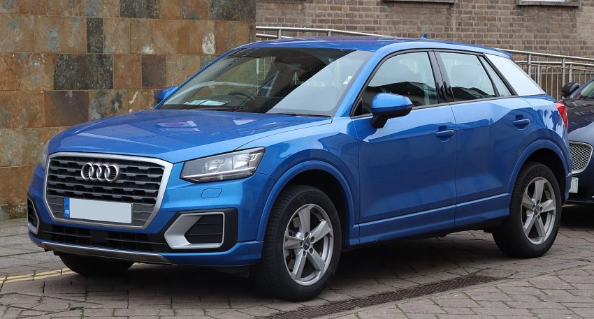 Frontansicht Blauer Audi Q2 1.6 TDI Sport