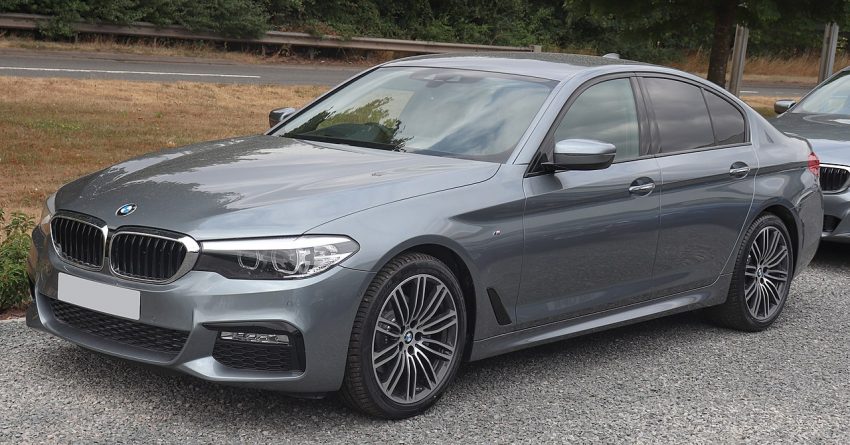 Frontansicht Grauer 5er BMW 520d X Drive mit Getönten Scheiben