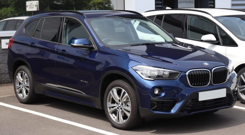 Frontansicht Blauer BMW X1 xDrive 18d