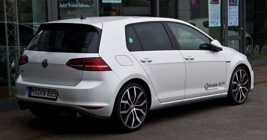 Seitenansicht Weißer VW Golf VII GTI