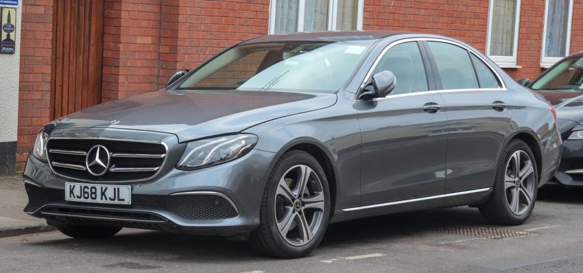 Frontansicht Grauer Mercedes E Klasse W 213