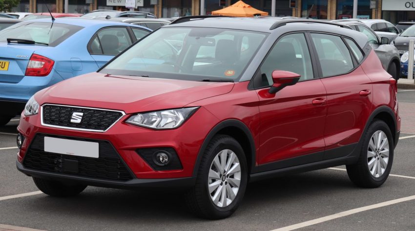 Frontansicht Roter Seat Arona 1.0 TSI mit Grauem Dach