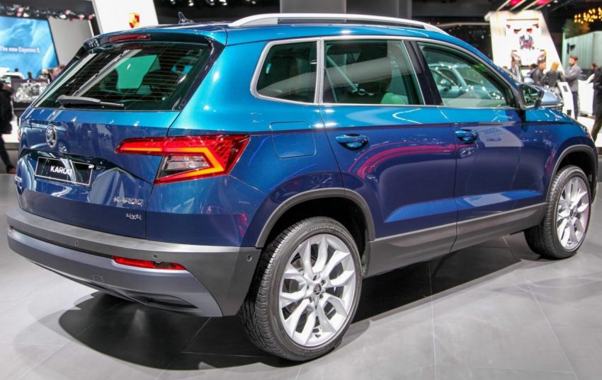 Seitenansicht Blauer Skoda Karoq 4x4