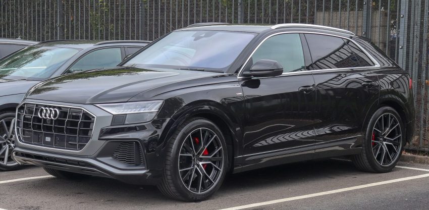 Seitenansicht Schwarzer Audi Q8 mit Getönten Scheiben