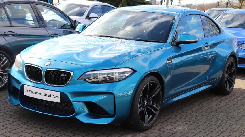 Blauer BMW 2er mit Getönten Scheiben Frontansicht