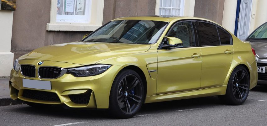 Seitenansicht Goldener BMW M3 mit Getönten Scheiben