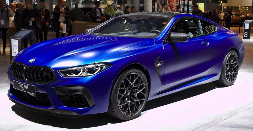 Seitenansicht Blauer BMW M8 mit LED Scheinwerfer