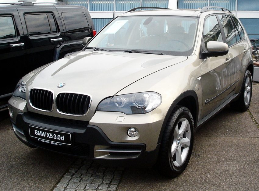 Goldener BMW X5 3.0 d Frontansicht
