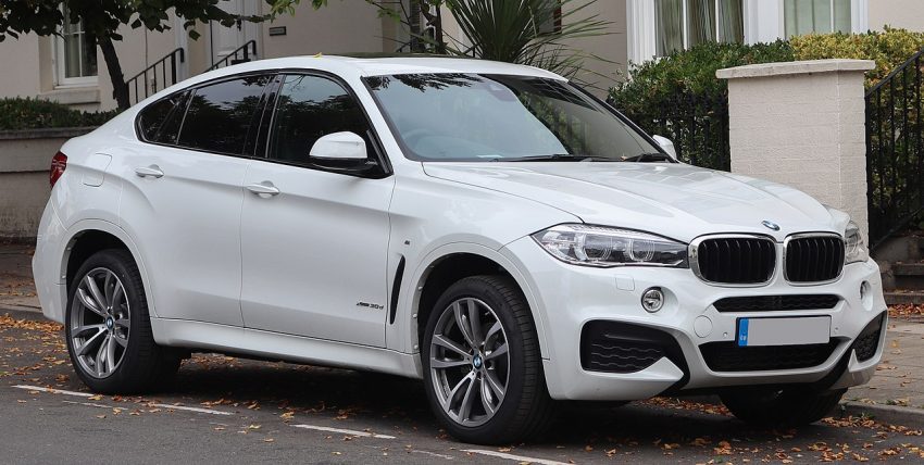 Seitenansicht Weißer BMW X6 xDrive 30d mit Getönten Scheiben