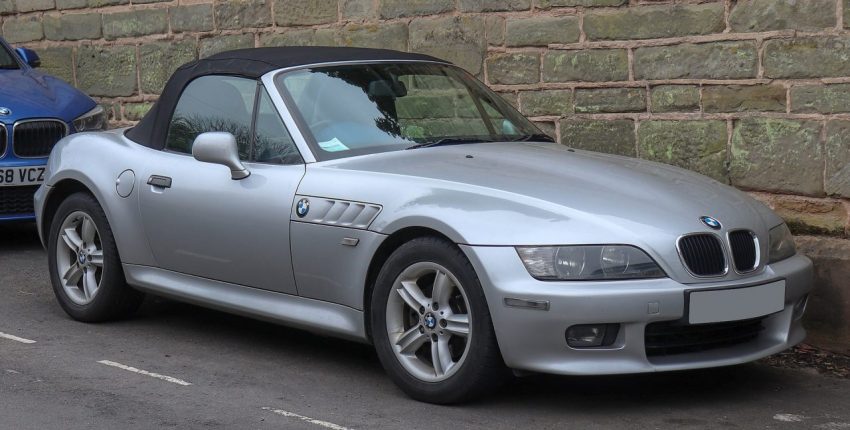 Silberner BMW Z3 mit Schwarzem Stoffdach Seitenansicht