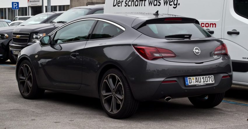 Heckansicht Schwarzer Opel Astra GTC 1.6 Turbo
