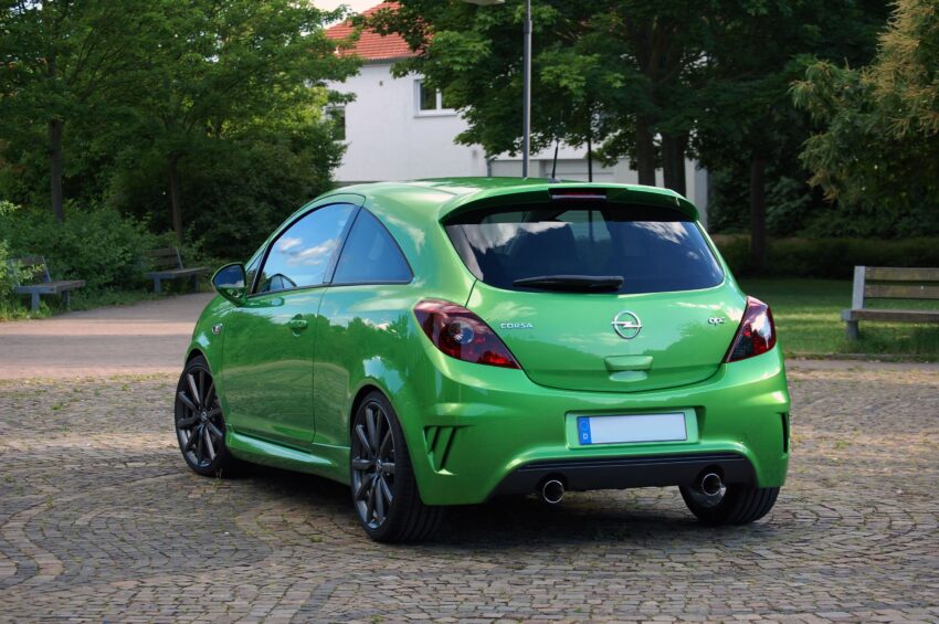 Heckansicht Grüner Opel Corsa OPC Nürburgringer Edition