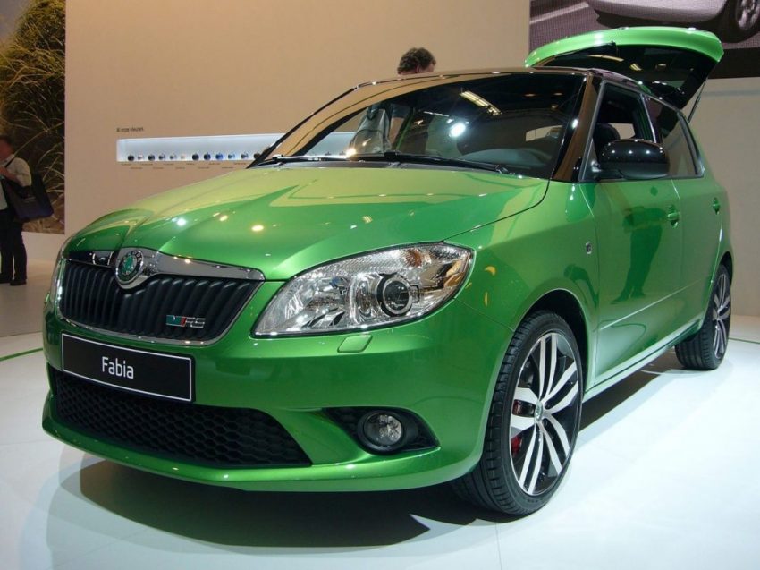 Frontansicht Grüner Skoda Fabia RS 2011 mit Offenem Kofferraum