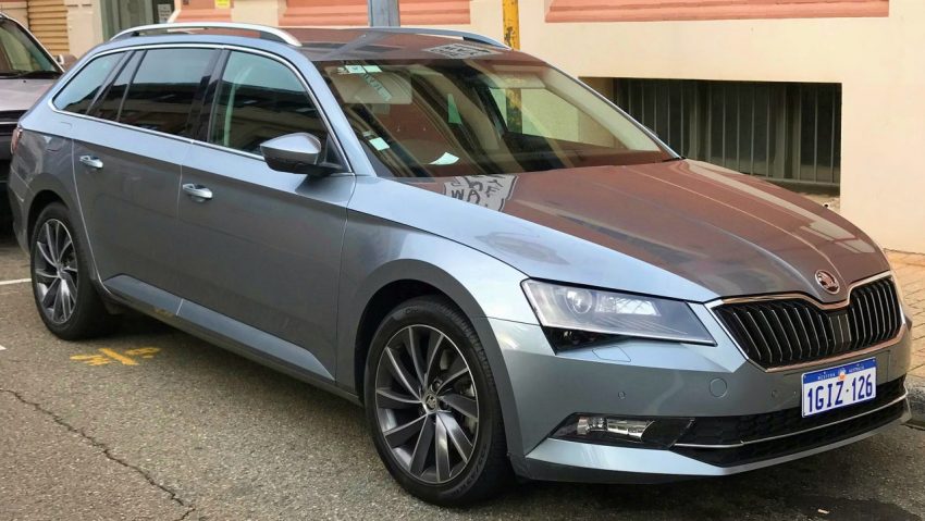 Frontansicht Grauer Skoda Superb TDI 2017 Kombi