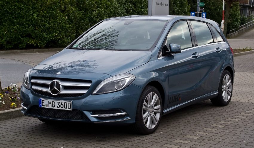 Blauer Mercedes Benz B Klasse Frontansicht