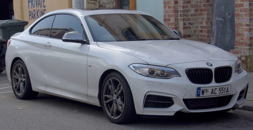 Frontansicht Weißer BMW 2er mit Grauen Seitenspiegel