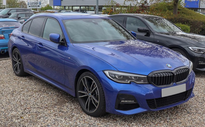Frontansicht Blauer BMW 3er mit Getönten Scheiben
