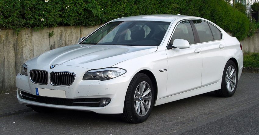 Seitenansicht Weißer BMW 5er mit Alufelgen