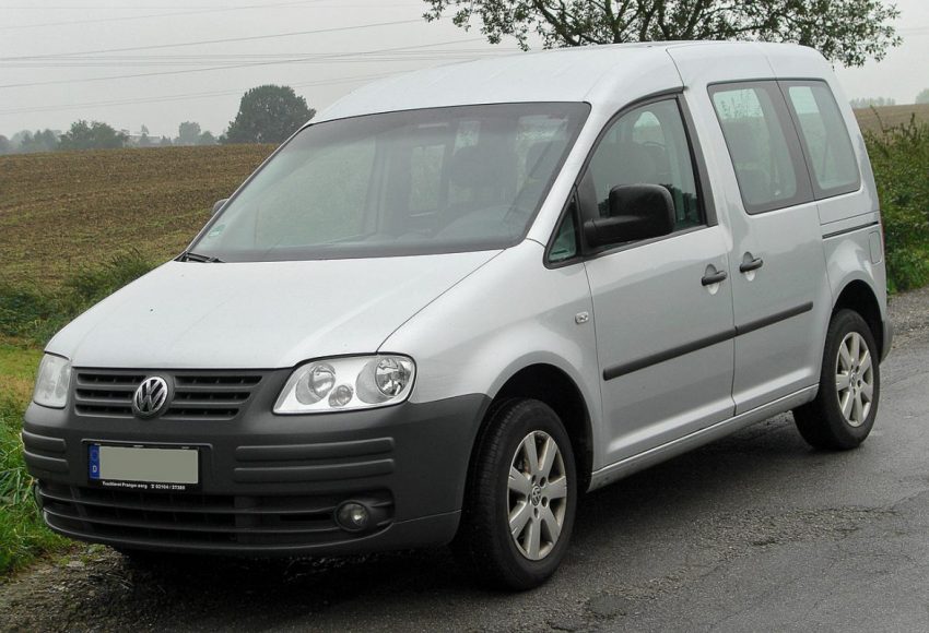 Seitenansicht Silberner VW Caddy