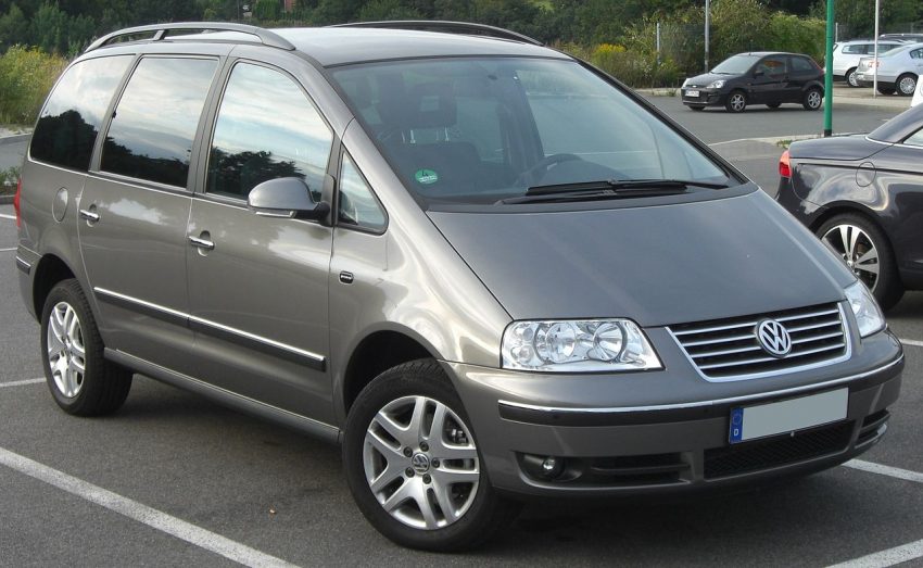 Frontansicht Grauer VW Sharan mit Alufelgen
