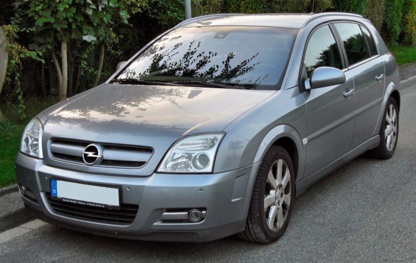 Frontansicht Grauer Opel Signum