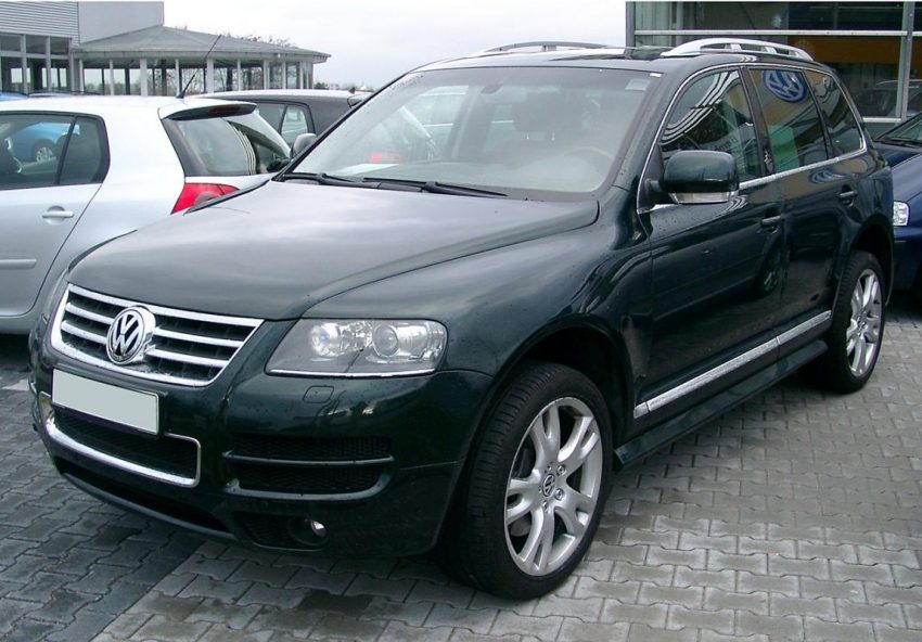 Frontansicht Grüner VW Touareq