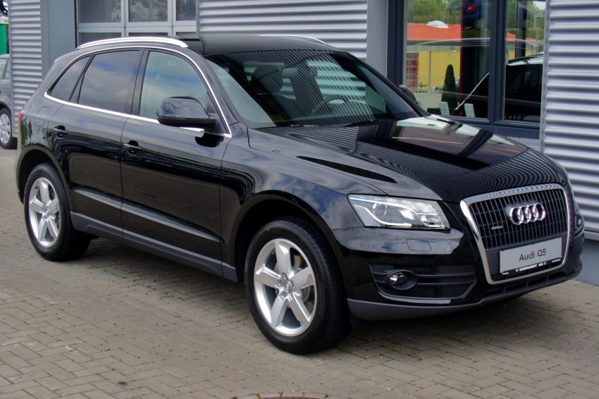 Schwarzer Audi Q5 Seitenansicht