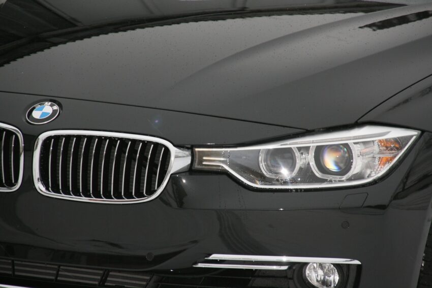 Frontansicht Schwarzer BMW 3er F30 Xenon