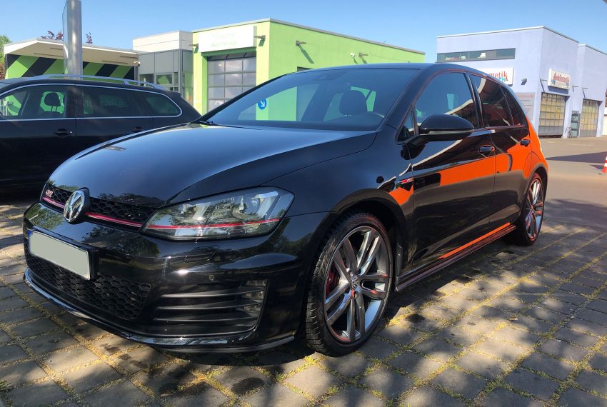 Frontansicht Schwarzer Golf 7 GTI TSI