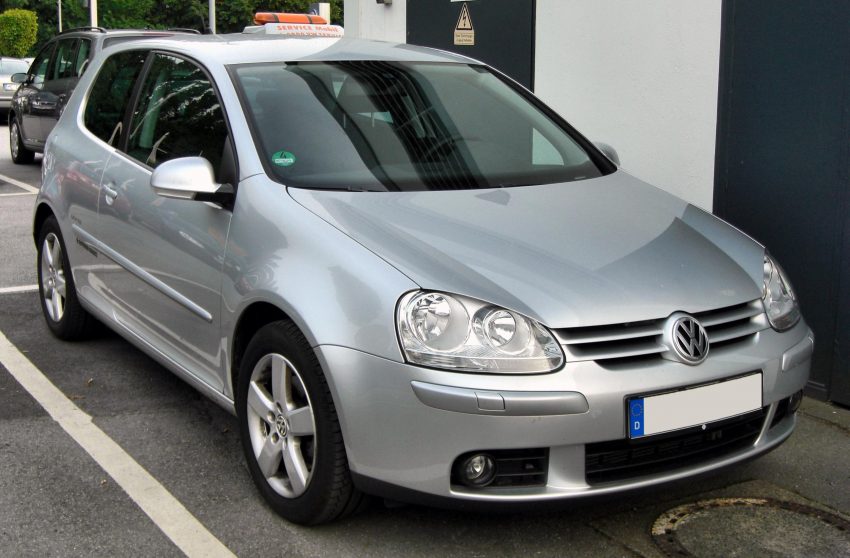 Frontansicht Silberner VW Golf 5