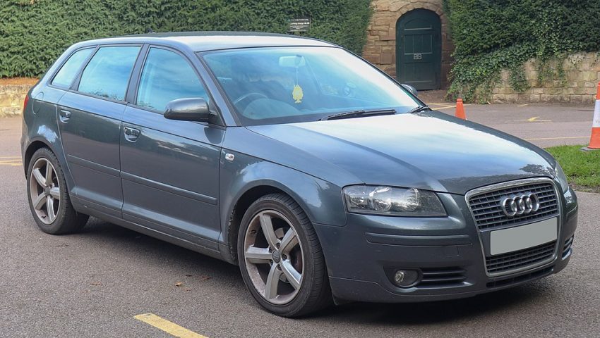 Frontansicht Grauer Audi A3 8P