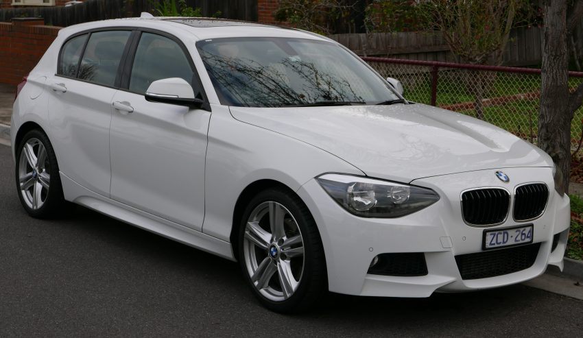 Weißer BMW 1er Frontansicht