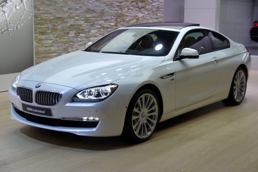 Frontansicht Weißer BMW 6er mit Panoramadach